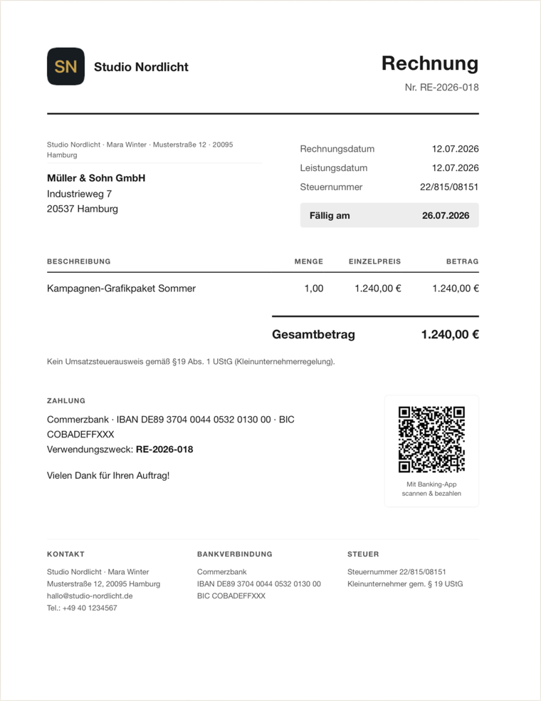 Beispiel-Rechnung als PDF: Studio Nordlicht an Müller & Sohn GmbH, 1.240 € nach §19 UStG (Kleinunternehmerregelung), mit Bezahl-QR-Code